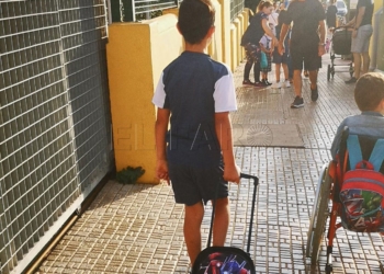 niños Dos hermanos separados por faltar cuidadores y sin transporte escolar