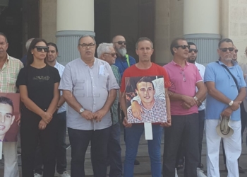 padres emin pisly palacio asamblea Los padres de Emin y Pisly están a la espera del nuevo Gobierno nacional