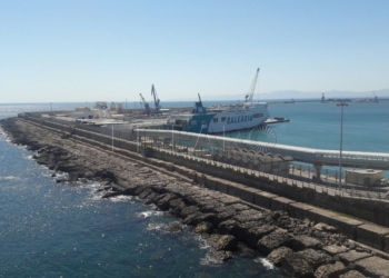 puerto escollera Hallan un cadáver en el mar que podría ser un inmigrante desaparecido en Melilla