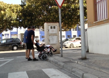 13 2 Vecinos deben invadir las vías por la falta de rampas en las aceras del barrio Alfonso XIII