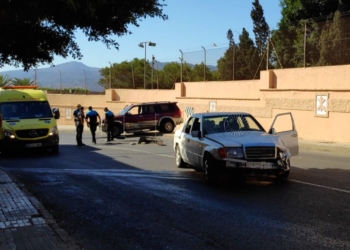 Choque frontal en la carretera de la Legión Choque entre dos vehículos en el barrio de Cabrerizas, por la carretera de la Legión