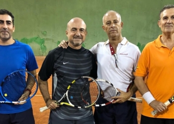 EGgoSH5WkAApiLN Los veteranos tenistas melillenses muestran su mejor juego en su torneo