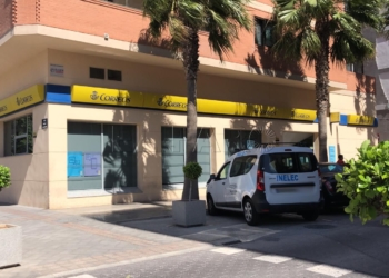 Comienzan las largas colas en la oficina de Correos para solicitar el voto