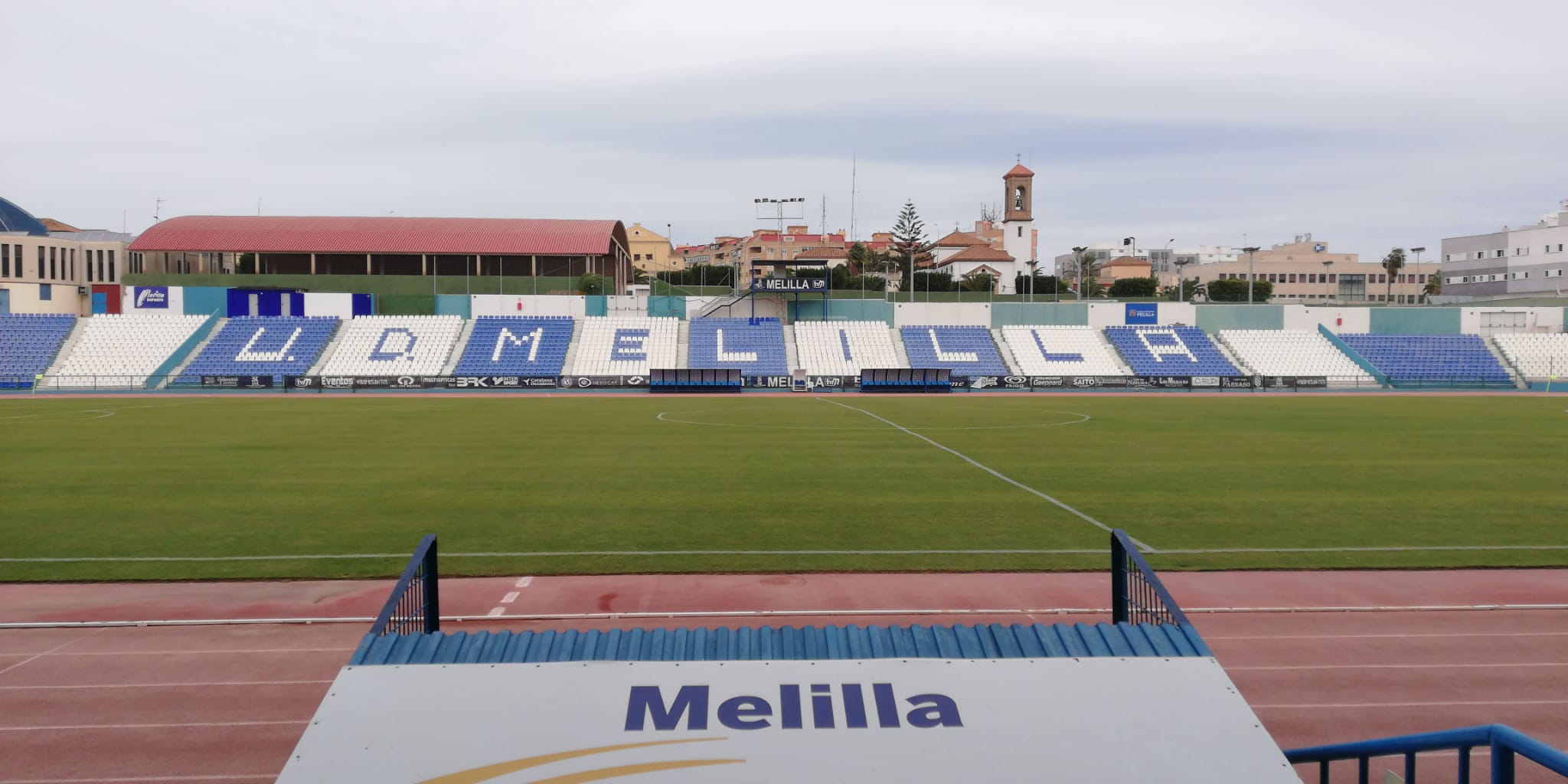 El fuerte viento aplaza el partido entre la UD Melilla y el Coruxo FC