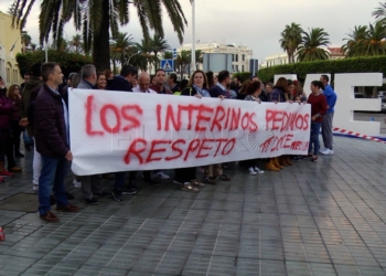 los interinos se concentran en delegacion del gobierno Los interinos de Melilla reivindican que no son docentes de segunda