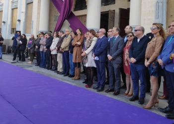 manifiesto Decenas de personas asisten a la lectura del manifiesto contra la violencia hacia la mujer