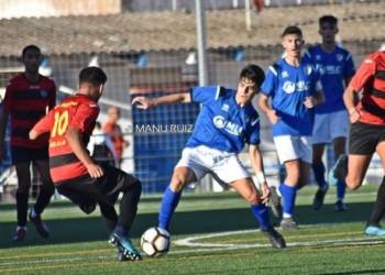 El CF Rusadir se mide a La Cañada Atlético, a partir de las 10:45 horas, para afrontar el encuentro correspondiente a décimo quinta jornada del Grupo 13 de la Liga Nacional juvenil.
La escuadra rojinegra quiere seguir aferrándose al objetivo de la permanencia y para ello necesita retornar a la senda del triunfo y volver a sumar de tres en tres para acercarse a los puestos de salvación.
Said Hamad, técnico del cuadro estudiantil, ha aprovechado la jornada de descanso del pasado fin de semana para seguir insistiendo en la propuesta de juego que quiere que el equipo lleve a cabo hasta el final del campeonato.
Para ello ha venido trabajando a lo largo de la semana en la preparación del choque para el que tendrá bajas significativas, ya que no podrá contar con la aportación de Suli, Zuhi, Ibra, Zacarias y Mumi; mientras que en el capitulo de altas recupera para la ocasión al meta Ayoub tras varias jornadas en el dique seco.
La Cañada Atlético ocupa la séptima posición en la tabla clasificatoria del Grupo 13 con 20 puntos; fruto de un balance en el que cuenta con 5 victorias, 5 empates y 3 derrotas, además de un bagaje realizador en el figura con 16 goles a favor y 11 en contra.
Lejos de su feudo, la escuadra almeriense es la segunda mejor visitante del campeonato con 11 puntos sumados de los 21 que ha disputado en sus desplazamientos, gracias a una carta de presentación en la que figuran 3 triunfos, 2 empates y 2 derrotas, y un balance goleador en el que cuenta con 7 tantos anotados y tan solo 4 encajados.