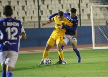 Diana intenta robar el balón.