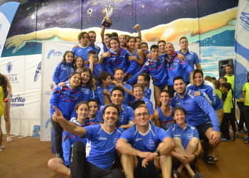 30D 1 6 El trofeo de campeón se lo adjudica el Club Natación Melilla