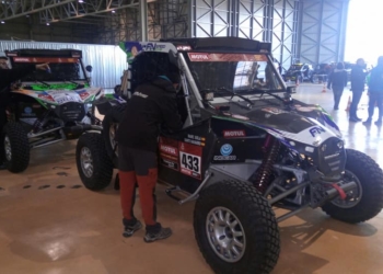 78648992 2485125051773518 8339120343138435072 n 1 Los vehículos de los melillenses ya están embarcador rumbo al Dakar