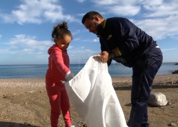 Guelaya y 2020Rebelión unidos por el clima recogen plásticos en Horcas Coloradas “La playa de Horcas Coloradas podría desaparecer en 20 años”