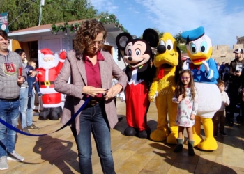 Rojas inaugura el Mercadillo Navideño de la plaza de las Culturas Rojas inaugura el Mercadillo Navideño de la plaza de las Culturas