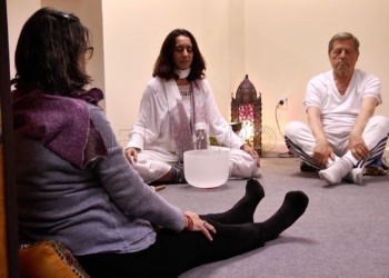 Un juguete por una clase de yoga en el templo hindú Un juguete por una clase de yoga en el templo hindú de Melilla