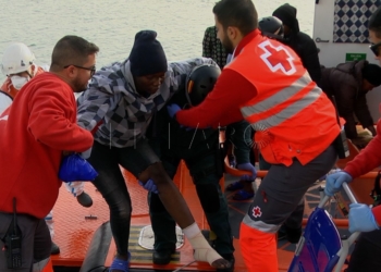 patera Agotados y sin fuerzas, llegan 24 migrantes de Chafarinas en la Salvamar