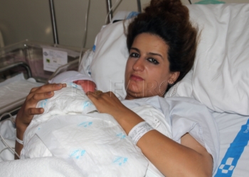 20200101 Primer bebe Layla con el hijo Luay Luay Dodouri, primer bebé nacido en Melilla en 2020