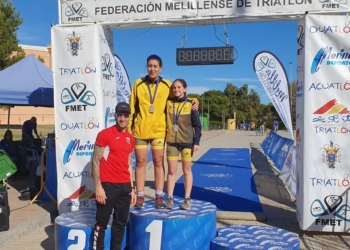 Sonia Mohamed El Hajjaj (c) junto a Paula Jiménez, tras finalizar segunda en el Campeonato de Melilla Duatlón Cros.