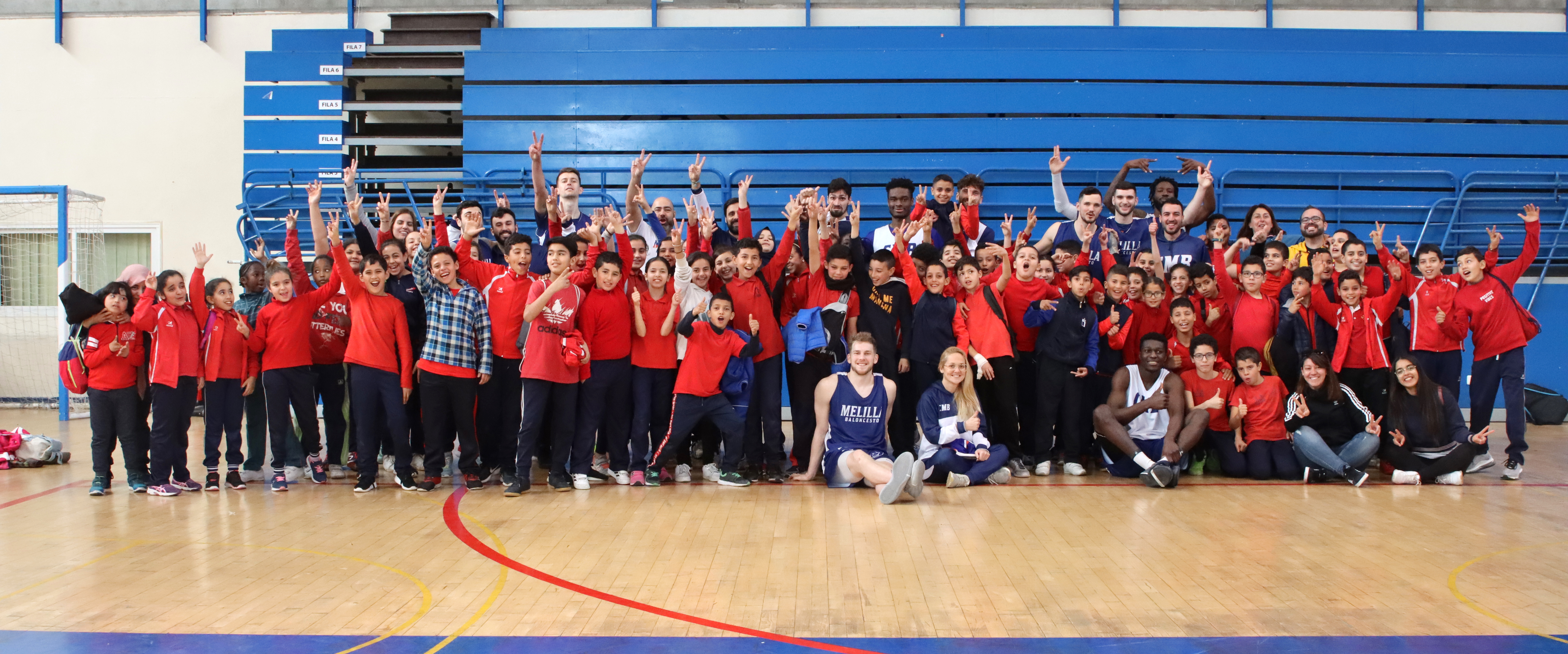 Los alumnos del CEIP León Solá conocen al primer equipo azulino