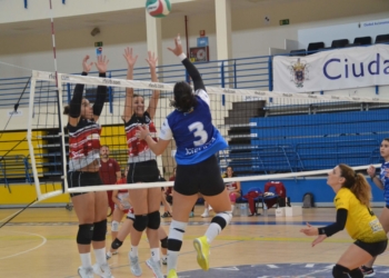 Remate de una de las jugadoras del cuadro melillense.
