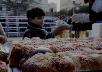 Roscón chocolate y ambiente en la plaza de las Culturas Chocolate y roscón pre Reyes