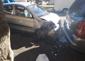 choque en actor tallavi Un vehículo embiste a otro que estaba estacionado en la calle Actor Tallaví