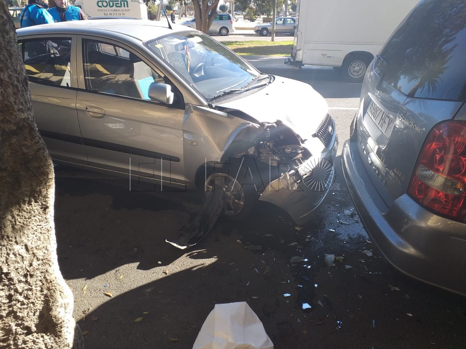Un vehículo embiste a otro que estaba estacionado en la calle Actor Tallaví