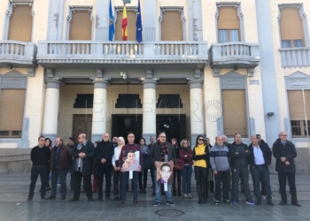 emin y pisli concentracion 27 enero 2020 Los padres de Emin y Pisly esperan que el Gobierno local les lleve al Congreso