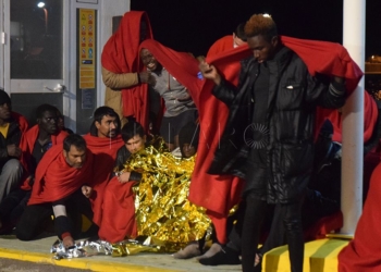 patera inmigrantes puerto melilla Entran a Melilla menos inmigrantes por tierra pero suben las llegadas por mar