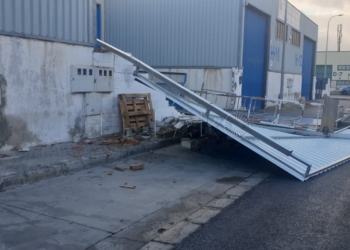viento melilla Cae una puerta y un panel por la incidencia del viento