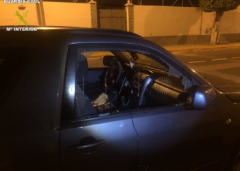 01 Vista cristal fracturado Detenidos dos presuntos autores de un delito de robo con fuerza en un vehículo