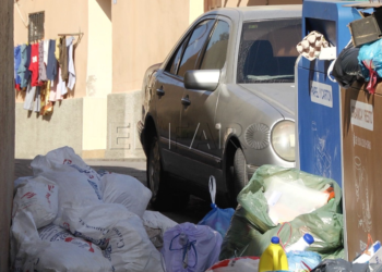 Basura Un camino al colegio entre basuras y coches para los alumnos del León Solá