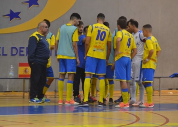 Los melillenses, en uno de sus partidos de la presente temporada, en el pabellón Guillermo García Pezzi.