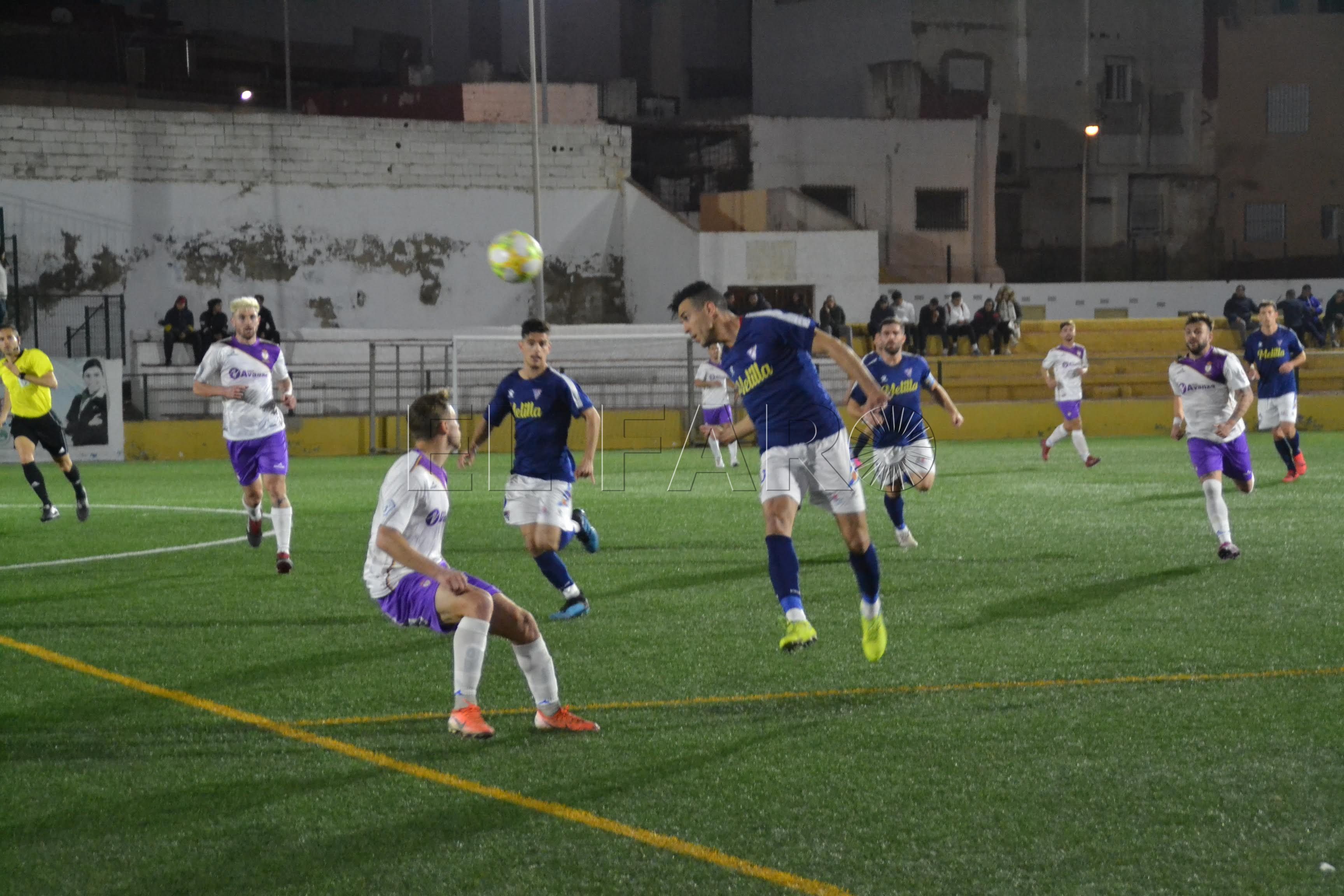 El Real Jaén aprovecha un regalo local para llevarse la victoria