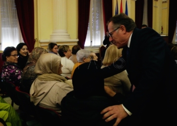 De Castro saluda a los usuarios del Centro Social de Mayores Un grupo del Centro Social de Mayores recorren el Palacio de la Asamblea