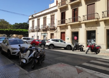 calle centro ciudad La zona azul enfrenta a comerciantes y activistas por la movilidad sostenible