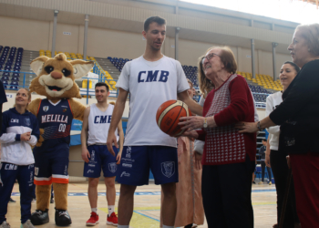 img 0320 49525174366 o El Centro Social de Mayores visita uno de los entrenamientos del Club Melilla Baloncesto