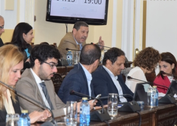 mustafa aberchan Un pleno interminable a causa de las broncas entre diputados