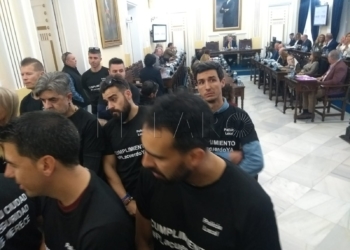 pleno presupuestos policias locales espalda Expulsados los policías locales que acuden al pleno de Presupuestos