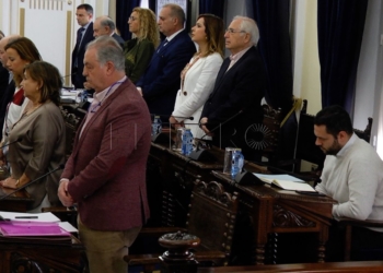 vox Vox no se levanta en el minuto de silencio por las víctimas de malos tratos