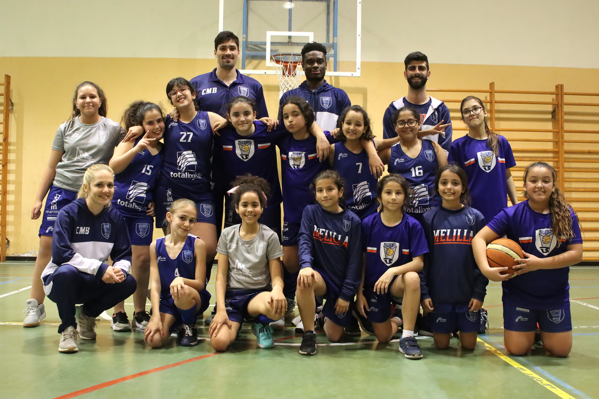 Agada y Uclés visitan el entrenamiento del Minibasket femenino