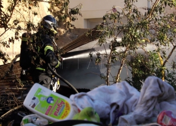 Los bomberos extinguen un incendio en el barrio del Rastro Los Bomberos extinguen un incendio en un solar abandonado del Rastro