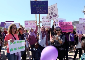 Melilla marcha el 8 de marzo por la precarización de la mujer Más de un centenar de melillenses marcha para clamar contra la explotación de la mujer
