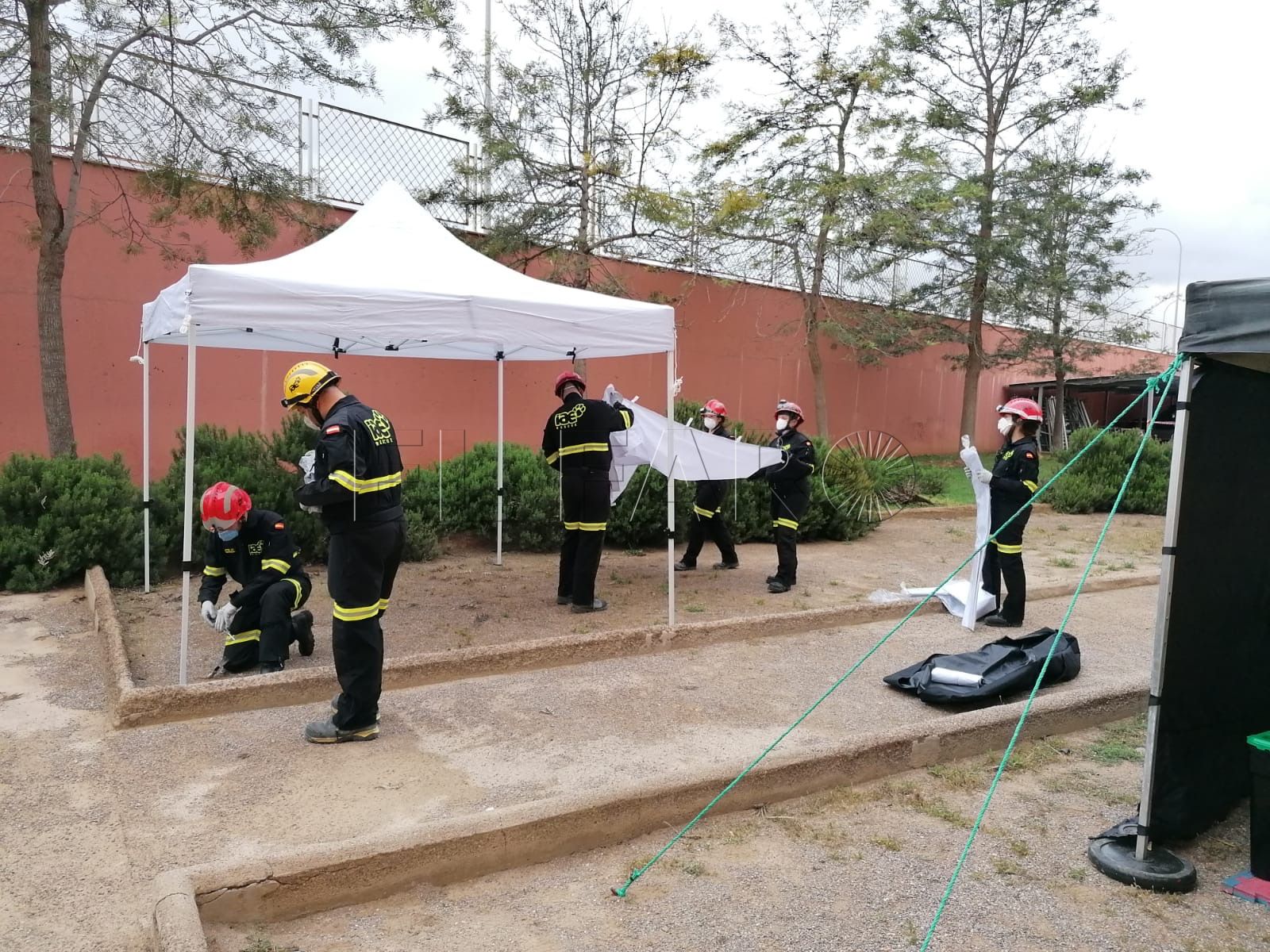 IAE presta sus carpas al 061 para facilitar el cambio de trajes de protección