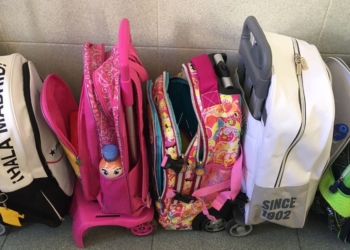 carteras Los estudiantes deben llamar al centro para saber qué hacer estos días