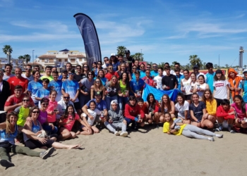 foto de grupo Melilla inicia su calendario de tenis playa