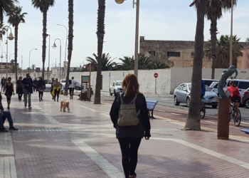 paseo maritimo Melilla vive el día festivo con mucha normalidad