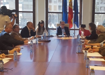 reunion comercio fronterizo Empresarios, agentes sociales y Gobierno pactarán medidas para un modelo económico