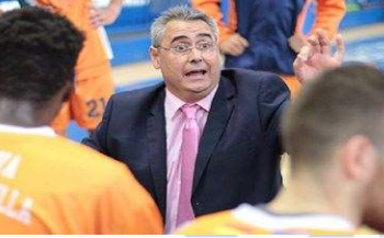 El técnico melillense junto a sus jugadores.