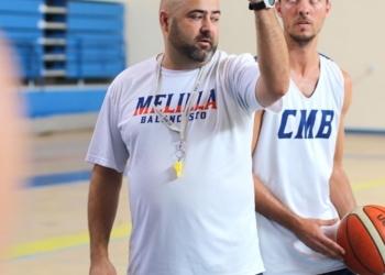 Ribas junto a un jugador del Melilla BC..