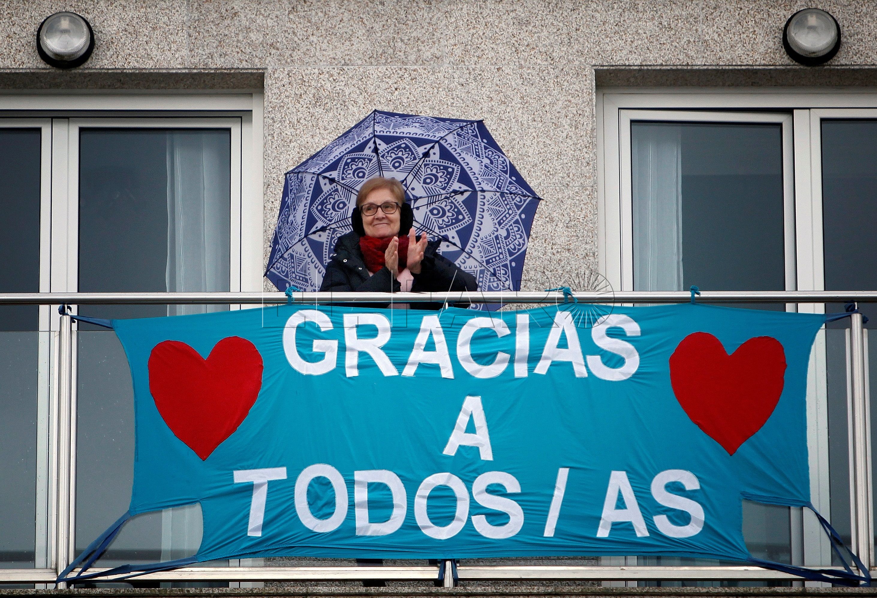 GRAF837. PONTEDEUME, 14/04/2020.- Una señora aplaude este martes en el concello coruñés de Pontedeume durante el aplauso que cada día trata de rendir homenaje al personal sanitario que hace frente a la pandemia provocada por el coronavirus. EFE/Cabalar