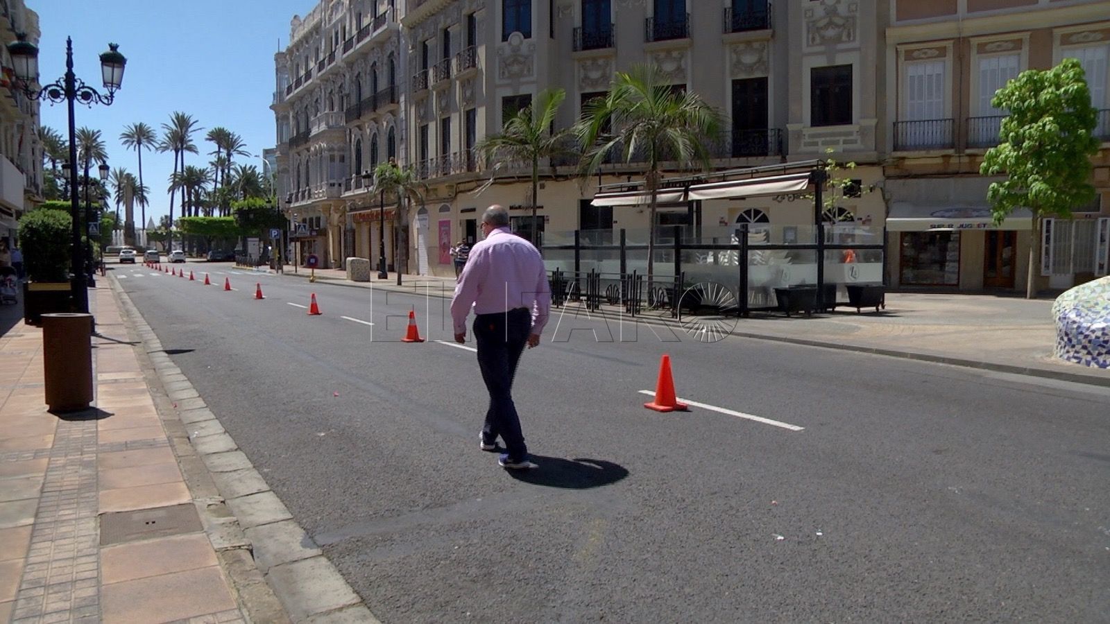 Gente calle Los peatones disfrutan de una avenida Juan Carlos I Rey para ellos solos